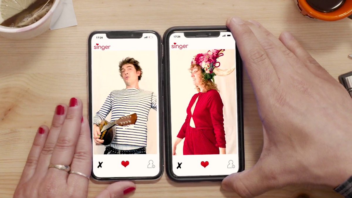 🎬<a href="/Feloche/">Feloche</a> nous dévoile son dernier #clip «#Bambino» avec la chanteuse <a href="/Dolche_Official/">Dolche official</a>. Un clip façon Tinder pour chanteurs-euses, réalisé à distance, pendant le #confinement, chacun chez soi avec son téléphone. 🇫🇷💟🇮🇹 #alamaison &gt;&gt;&gt; youtu.be/3FBIMDH7flc