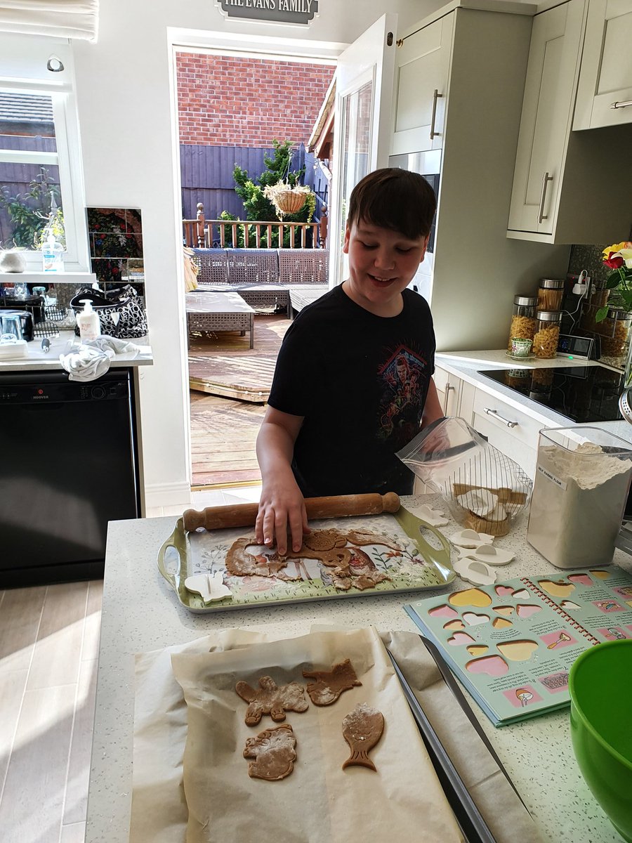 hevo1972's tweet photo. Charlie making ginger biscuits yum @BickerstaffeCE https://t.co/KuecsKrZmV