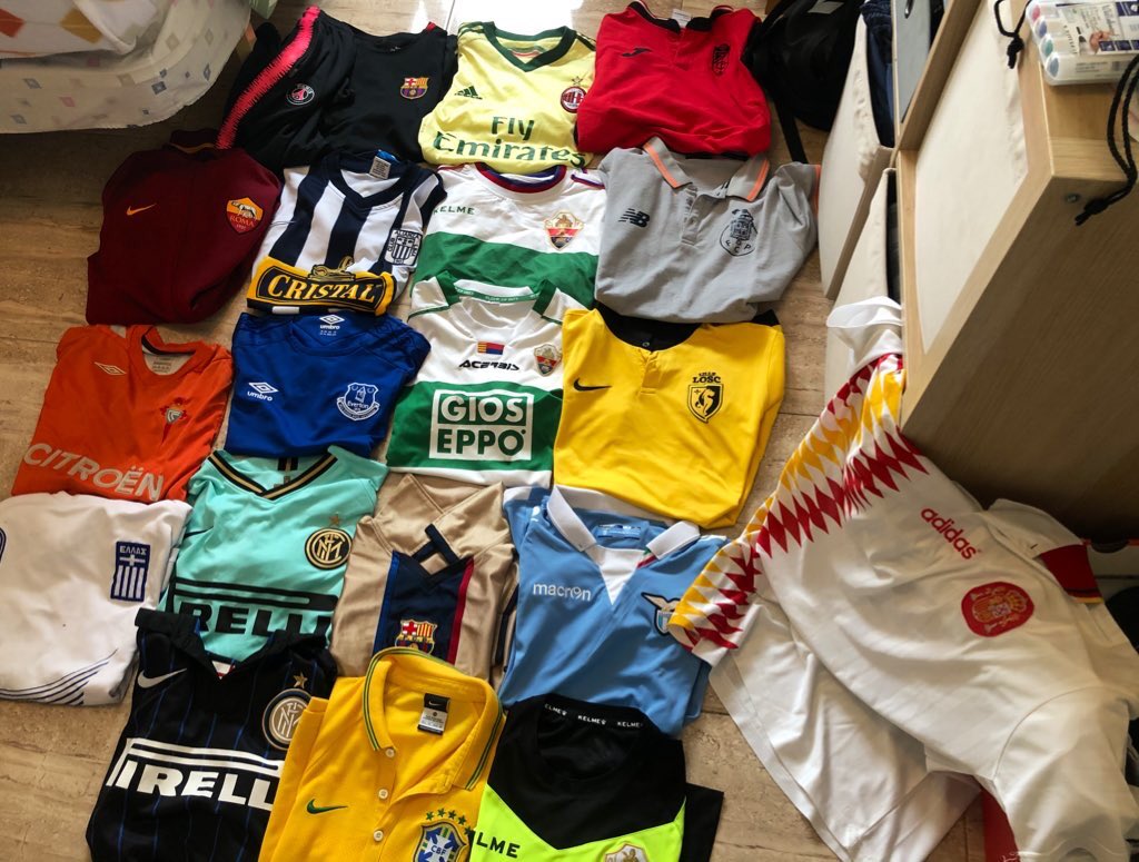zvisuals1's tweet photo. Siempre tuve ganas de enseñar mi humilde colección 😁, dejé afuera algunas de paseo y entrenamiento. A ver qué les parece 👍🤔 y si quieren hago una review de las que quieran más tarde! @LaCasacaBlog @designfootball @The_Kitsman @classicshirts @FootballShirts @footballshirt https://t.co/xKMMIiJHY4
