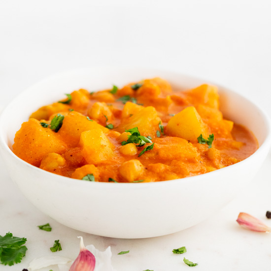 Vegan curry, an exotic, spicy and comforting recipe. It’s satiating, creamy and delicious, and it’s ready in only 30 minutes. simpleveganblog.com/vegan-curry/?u… #vegan #vegetarian #plantbased #soup #vietnamese