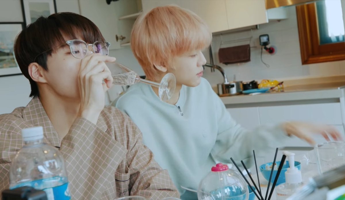 Punch9999's tweet photo. คนเป็นเเฟนกันเเค่นั่งทานข้าวข้างกันก็ดูเหมาะสม
#nomin https://t.co/HhsTHUqbiH