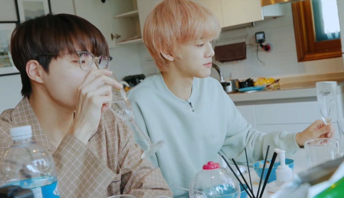 Punch9999's tweet photo. คนเป็นเเฟนกันเเค่นั่งทานข้าวข้างกันก็ดูเหมาะสม
#nomin https://t.co/HhsTHUqbiH