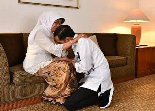 Innalillahi Wainnailaihi Rajiun...
Turut Berduka Cita dan Semoga Husnul Khatimah.....
Al - Fatihah....
Keluarga Besar Presiden Jokowi Berduka, Ibunda Sujiatmi Notomiharjo Meninggal Dunia