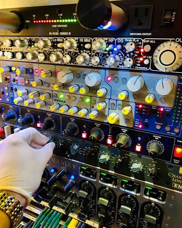 EmpiricalLabs's tweet photo. #WearGlovesWednesday How many people touch your gear on a daily basis? @defyrecordings has the right idea!
.
.
.
.
.
#empiricallabs #recording #studio #recordingstudio #musicproduction #inthestudio #studiolife #producer #producerlife #studioflow #musicst… https://t.co/3g0oLoPfiB https://t.co/SsHyUKJYiw