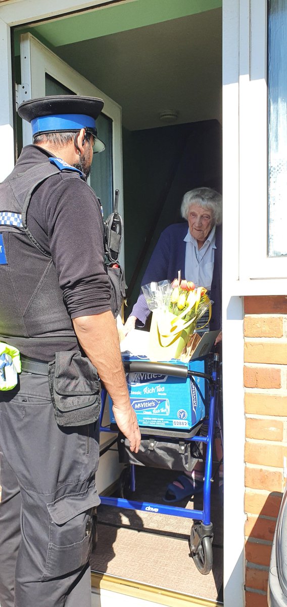 TVP_BerksWest's tweet photo. Cheering up our local community in Whitley whilst keeping our social distancing. The Mothers' Day flowers were kindly donated by Marks and Spencer. Always happy to help! #NHPTRDG  #BeatingHeartOfWhitley  #C9030 #C7309 #Whitley #NorthumberlandAvenue #WCDA https://t.co/CprckBw3sZ