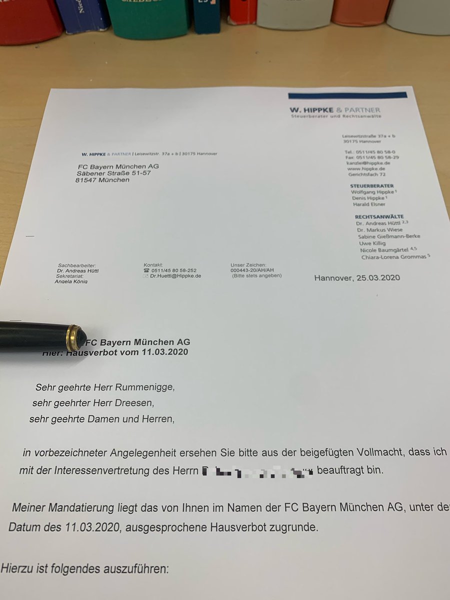 Der #FCB erteilt Hausverbot für,
• Alle Anlagen Säbener Straße,
• Stadion Grünwalder Straße,
• Allianz Arena &amp; 
• FCB Campus,
wegen dieses Banners:

>Bayern Amateure gegen Montagsspiele<

Stellungnahme, Munich‘s Red Pride:
footballislife.blogsport.de

Schreibe mal an KHR...