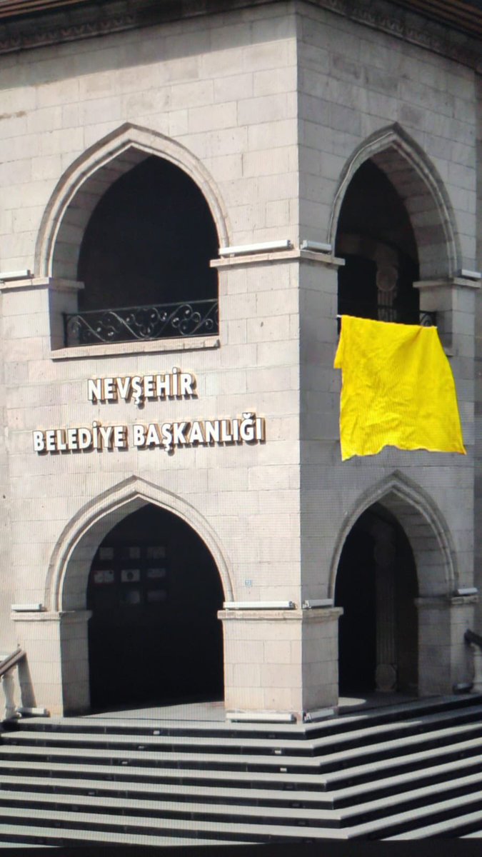 Temizliğimizi bitirdik ve sarı bezimizi balkona astık 😇