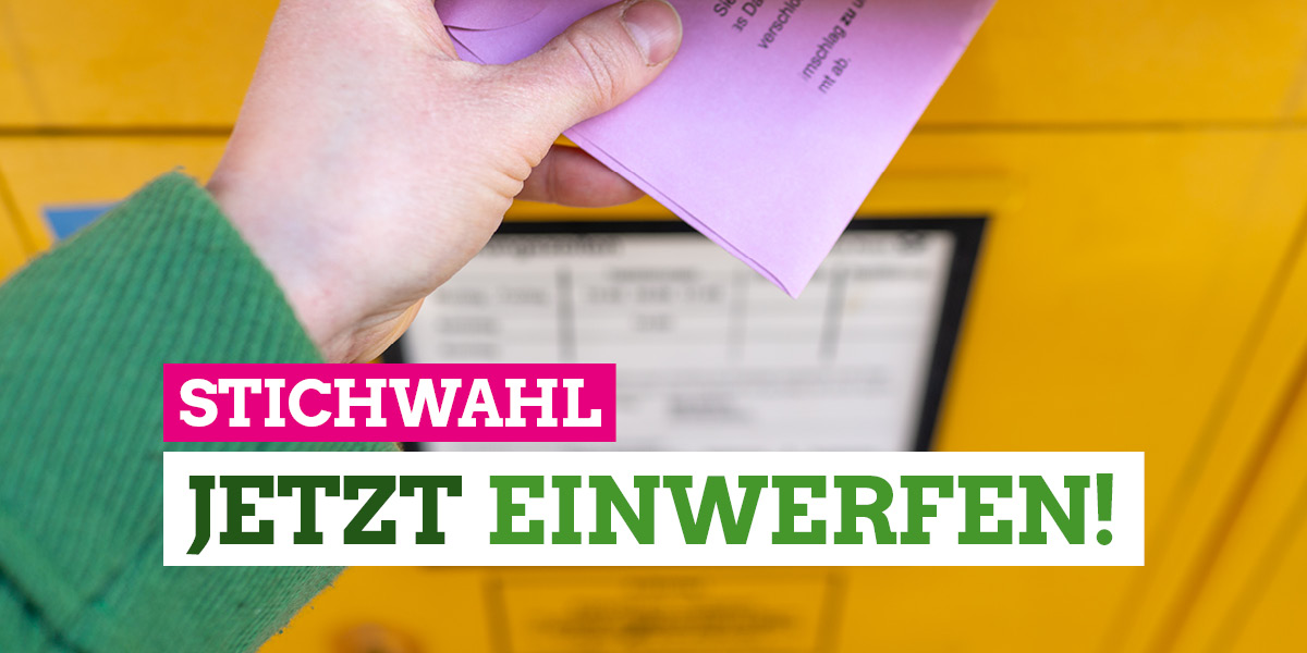 Gruene_Bayern's tweet photo. Findet bei dir im Ort eine #Stichwahl statt? Dann nutze deine Stimme! Und denk daran, deinen Wahlumschlag möglichst bis Donnerstag in den Briefkasten zu werfen. Alle grünen Kandidat*innen: 👉 https://t.co/OZ74MFk4aL 👈 #wirwählenzuhause #weilwirhierleben #kommunalwahl #bayern https://t.co/DsRB5SsSbf