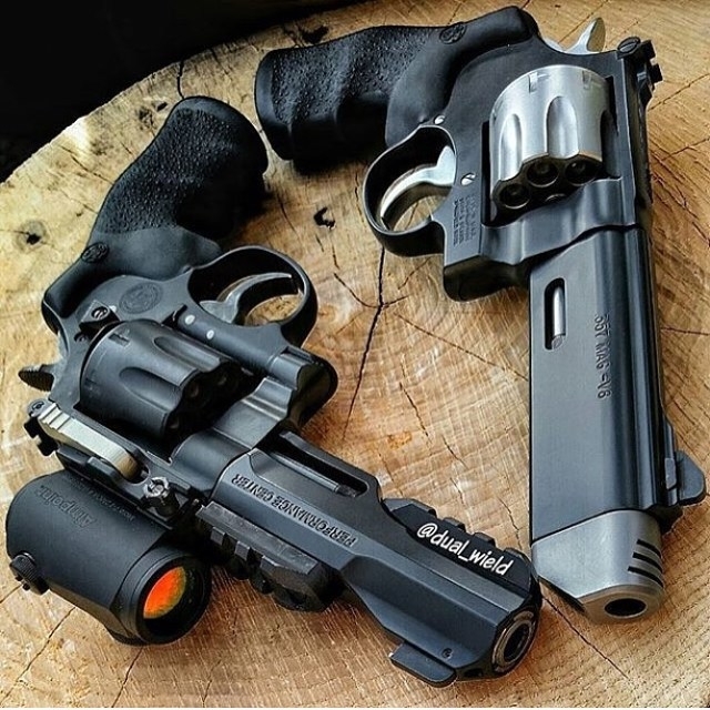 gunbuyer_com's tweet photo. Left or right? #WheelgunWednesday #Gunbuyer https://t.co/1NzJh4rLJX