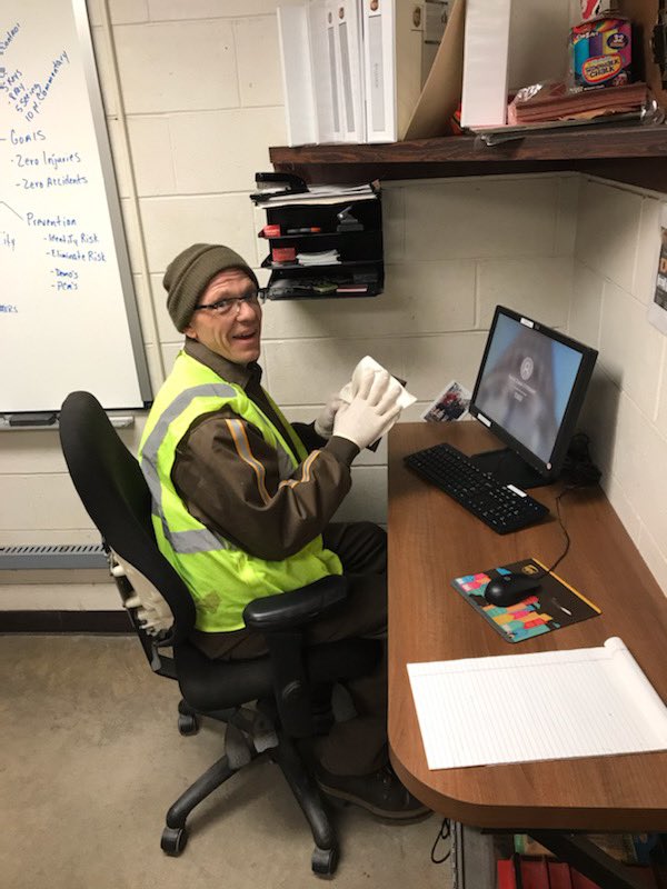 Chillicothe Porter/Air Driver, Larry Smith helping to clean up our office spaces so we can all keep moving through the challenges each new day brings!  Take care of your areas & look out for each other right now more than ever.  #UPSstrong @LeighGuilkey @ohio_ups @OhioValUPSers