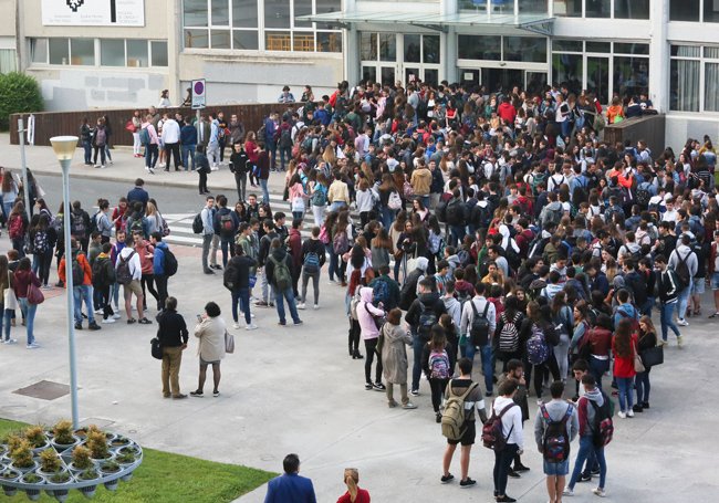 Unibertsitatera sartzeko proba uztailaren 6an, 7an eta 8an burutuko da eta ezohiko proba uztailaren 20, 21 eta 22an izango da

La prueba de acceso a la universidad será los días 6, 7 y 8 de julio y la prueba extraordinaria los días 20, 21 y 22 de julio

ehu.eus/es/-/unibertsi…