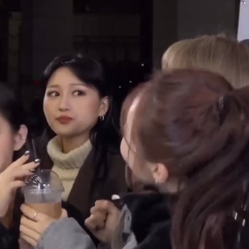 siyeon turning away smiling like that wtf ;-;