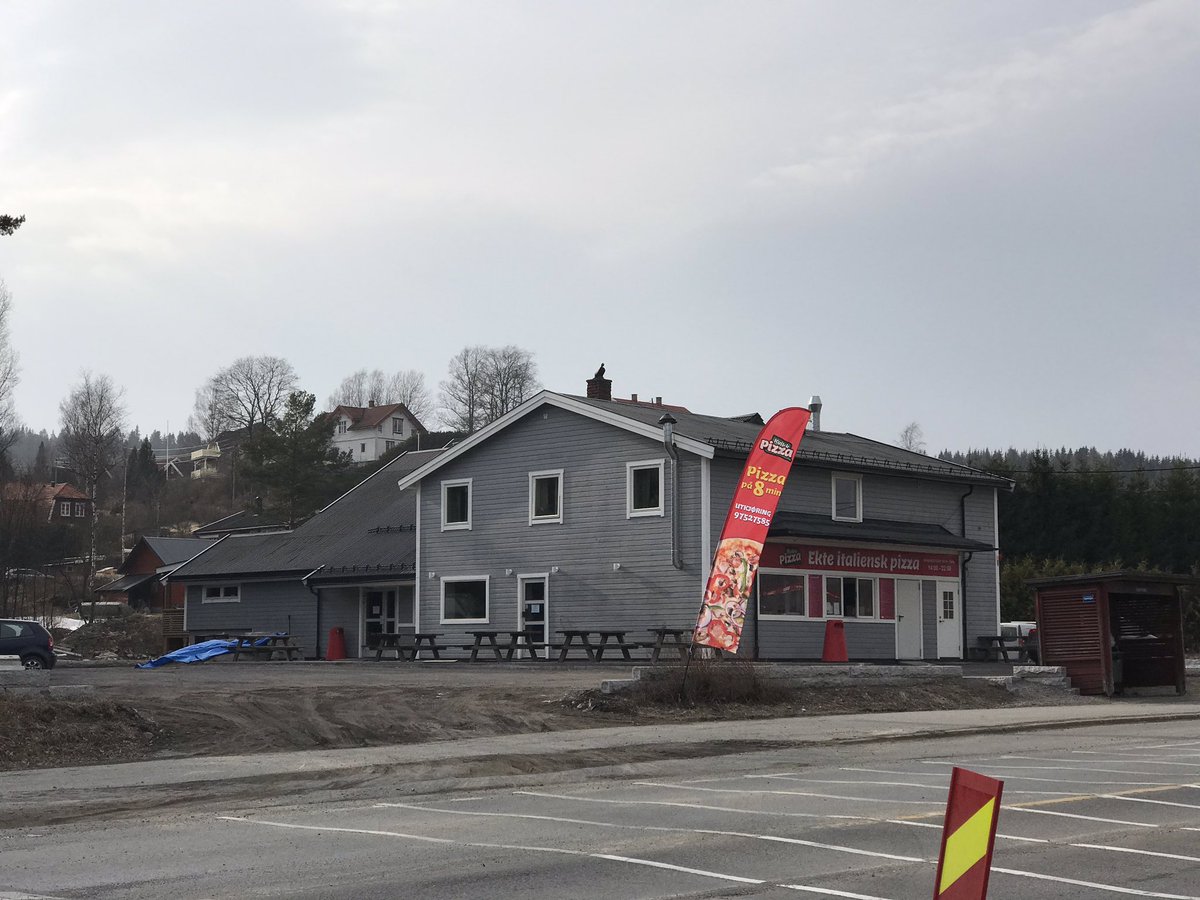 ⚠️Kunngjøring⚠️ Fra og med i dag har vi fått NY innkjøring til Kvikk Pizza. Den nye innkjøringen er ved flagget vi har satt opp 😃

#Kvikk #Hakadal #Nittedal #Harestua #AESW