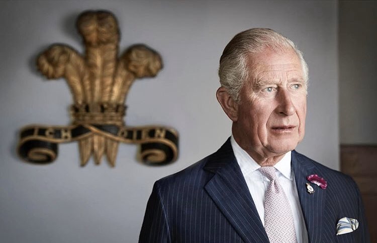El príncipe Carlos de Inglaterra dio positivo al COVID-19. La Casa Real desconoce la forma de contagio del heredero al trono. Por lo pronto el príncipe está aislado de los demás integrantes de la realeza británica.