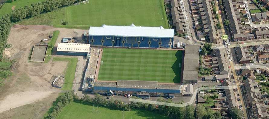 Een van mijn favorieten in Engeland: Brunton Park van Carlisle United. Het heeft nog drie heerlijke tribunes. Die nieuwe is geen topper, al is het wel bijna gelukt om die op de goede plek neer te zetten.