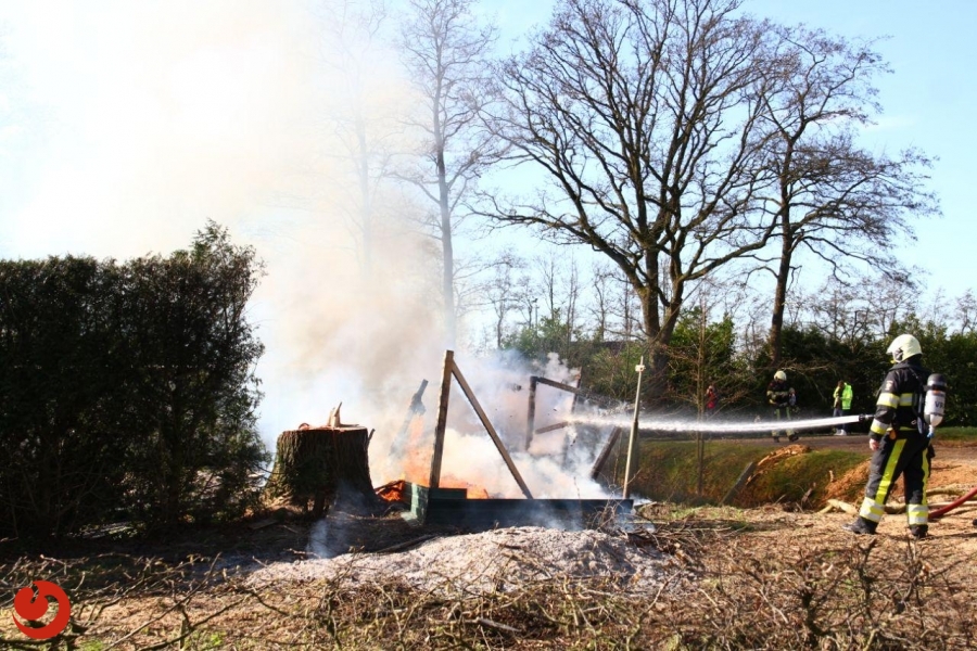 Schuurtje afgebrand achter woning - OPEINDE – Een brand heeft woensdagmiddag een schuurtje achter een woning aan de Nijtap volledig verwoest. De brandweer van... -..