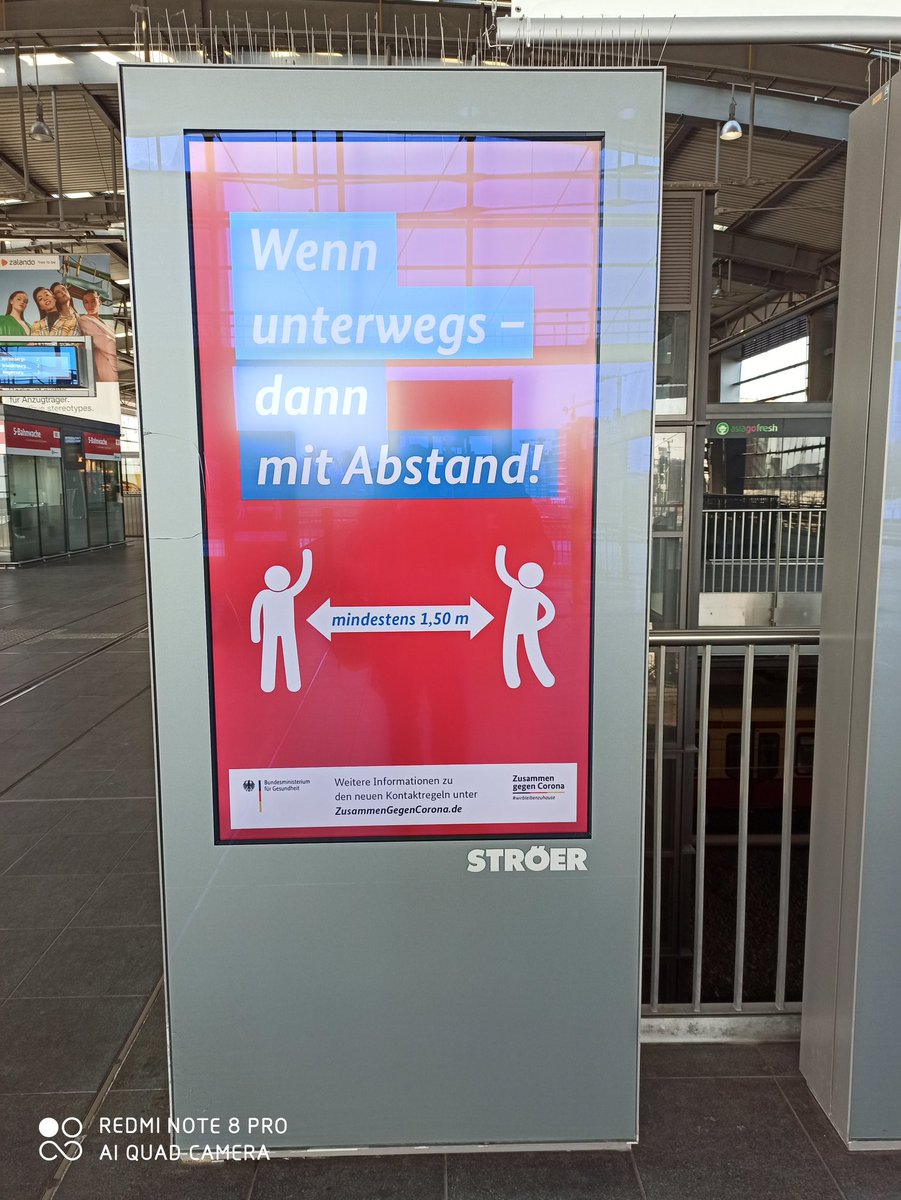 Eigentlich ein traugiger Witz. Die Bahn streicht den Fahrplan zusammen. Seit gestern fallen vermehrt die Bahnen aus. Und dann werden die Leute in die vollen Züge gedrückt.