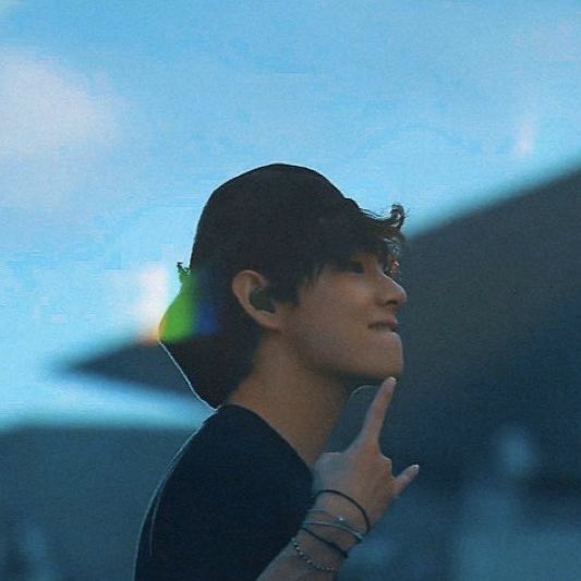 kthsviolin's tweet photo. taehyung rockstar agenda is THRIVING https://t.co/ak3EXY16sA