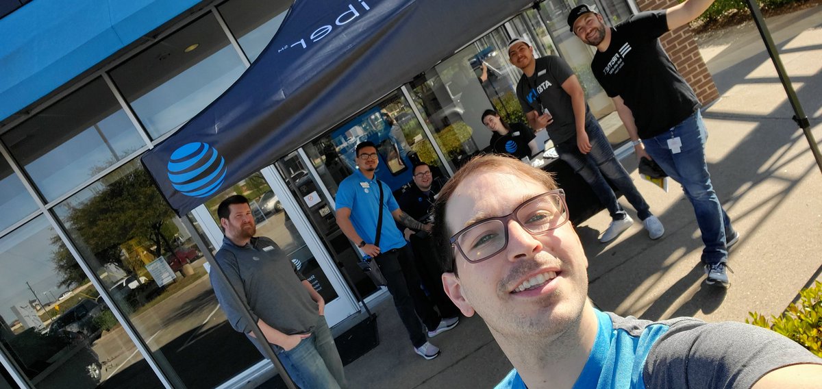 TomConigliari's tweet photo. Shout out to @TravisChamber5 for providing The Village at Allen a Tent of our own and brought some table goodies for our customers for today's curbside service!

#ATT #Keepourcustomersconnected #wireless #internet #curbsideservice https://t.co/ZWwtm9XzWI