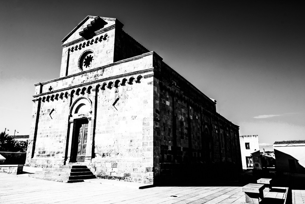 Tratalias, borgo fantasma della Sardegna e la cattedrale di Santa Maria di Monserrato fashionfortravel.com/tratalias-borg…