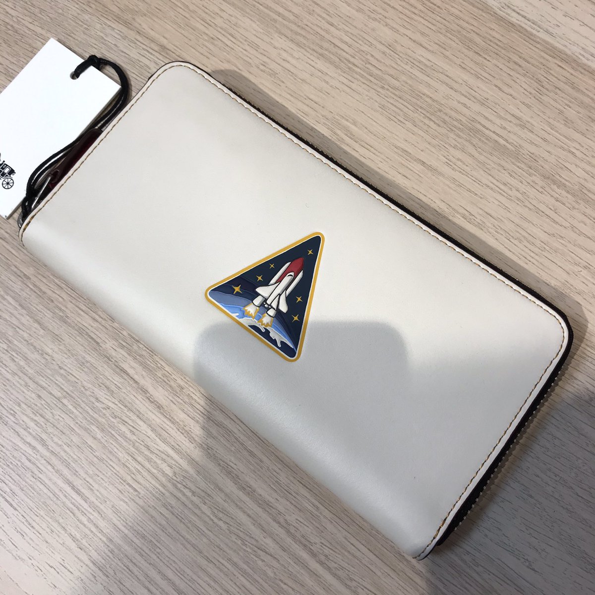 O Xrhsths プラグアンドプレイ 高槻 Sto Twitter スペースシャトルロゴ Coach Nasa Coach Nasa からコラボウォレットが登場 スペースシャトルロゴがカッコイイ メンズ Coach コーチ Nasa ナサ コラボ コラボレーション 長財布 ロング