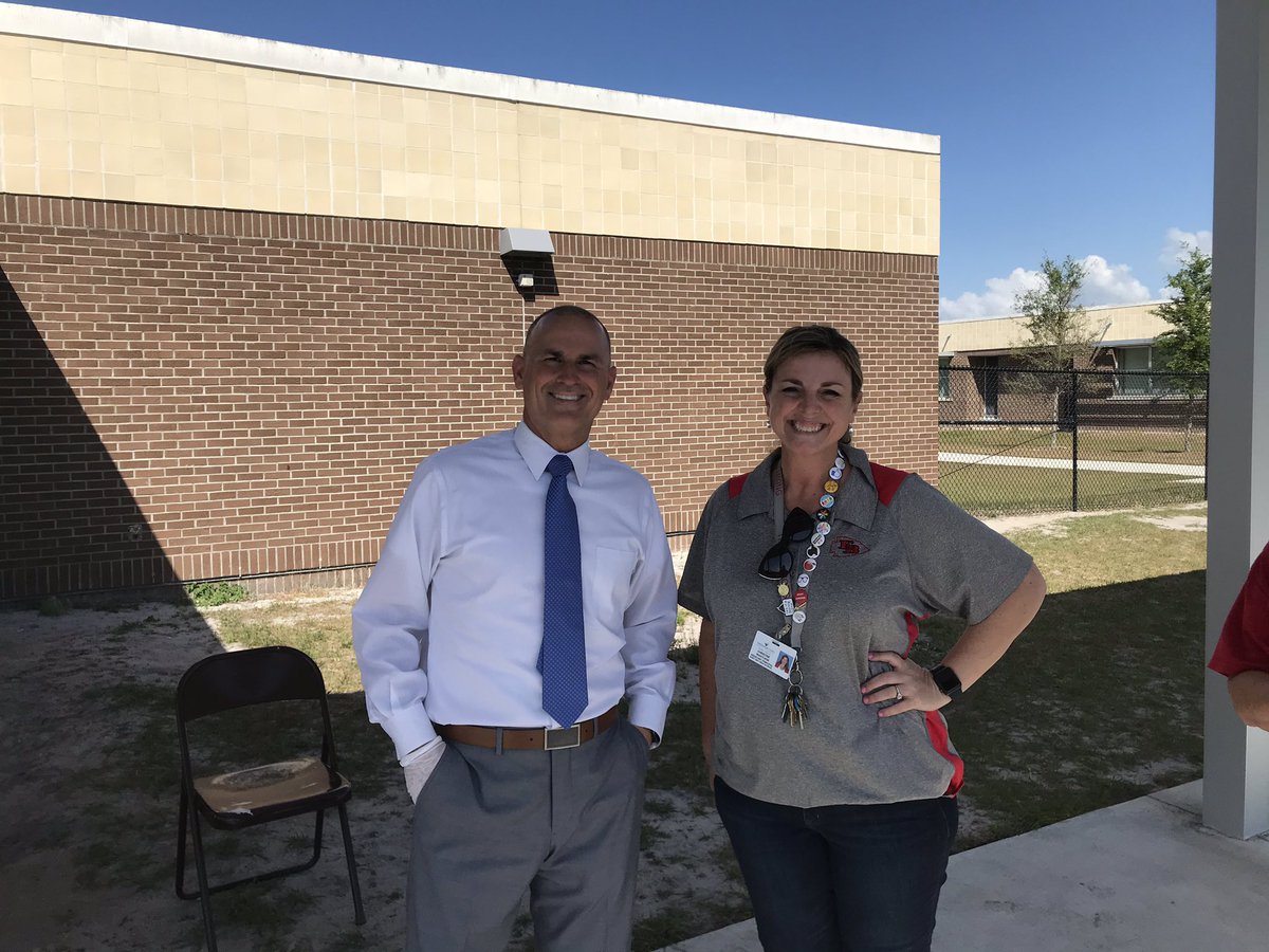 CAWasylkiw's tweet photo. We are getting laptops ready and feeding our community. Love seeing our students and our team pull together. ❤️🍎 Shout out to Ms. Gray and Mr. Davis, thank you for your visit! @EastBayHS #tribestrong https://t.co/oZH0brJjw6