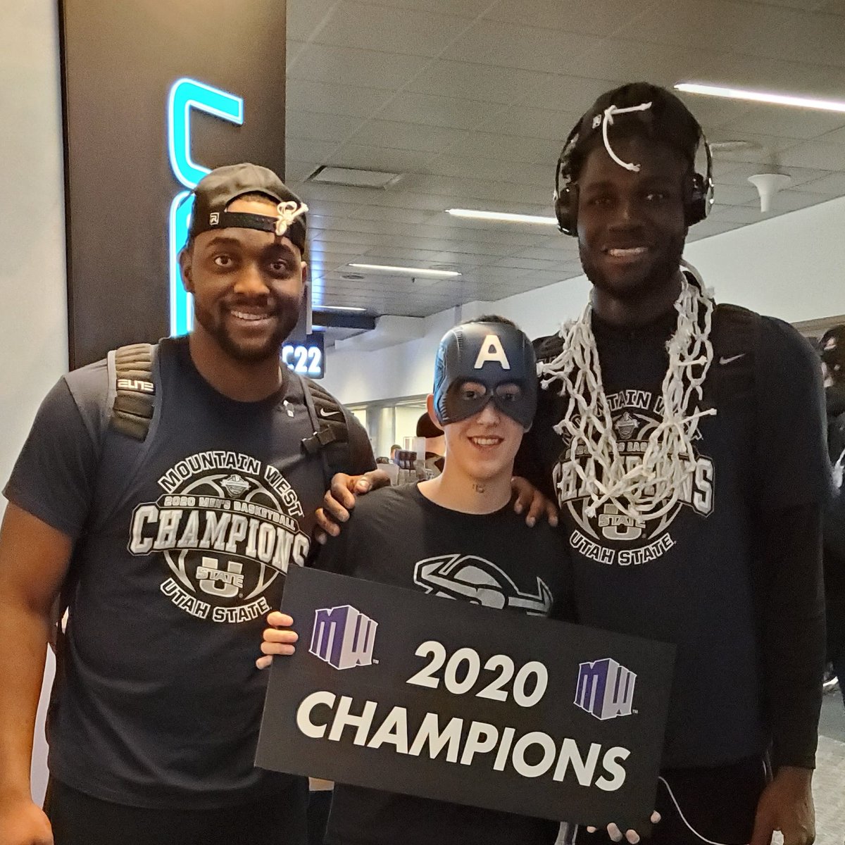 These two had an awesome season👏. I'm glad I got to get some pics with them at the airport before my flight back to Boise. I loved their throwdowns, the trash talk, and all the rejections. Neemy is looking like a champ with the net around his neck; it fits him well.