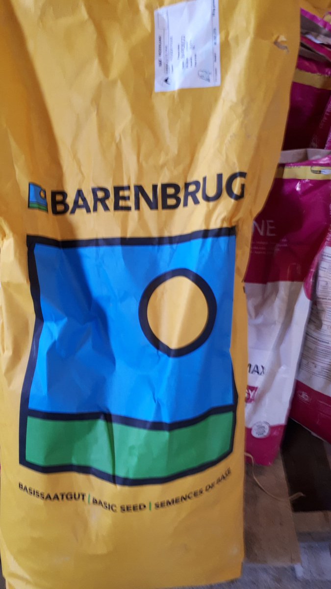 <a href="/barenbrug1/">Philippe Henry</a> prêt pour les semis de graminées porte graine...le célèbre sac jaune #herbe et son soleil.
#ceuxquifontdessemences