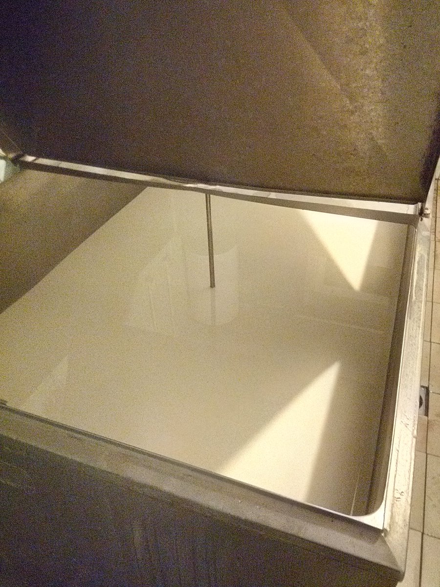 mariuszbonkowo's tweet photo. Żeby nie zabrakło mleka🥛, masła i sera 🧀 nasze krówki 🐄🐂🐃 muszą pracować pełną parą. Tu widać mleko z udoju z dzisiejszego dnia. #doceńRolnika 👩‍🌾 bo #JestRolnikJestŻywność 🧀🥛🥩🥚🍞🥐🥕🍏🍎🌽🍅🍗🍖🍟 https://t.co/CP7Lh1YhFP