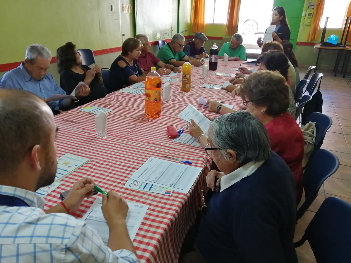 MDSValparaiso's tweet photo. 👉Buenas tardes, estamos junto a los integrantes del Club de personas mayores Sueños Dorados del sector Las Colinas en #ViñaDelMar realizando un entretenido #DialogoCiudadano que apunta a fortalecer nuestra #AgendaSocial que busca alcanzar el #ChileQueQueremos 🇨🇱👏👏
#ChileJuntos https://t.co/IQiVfjHTyI