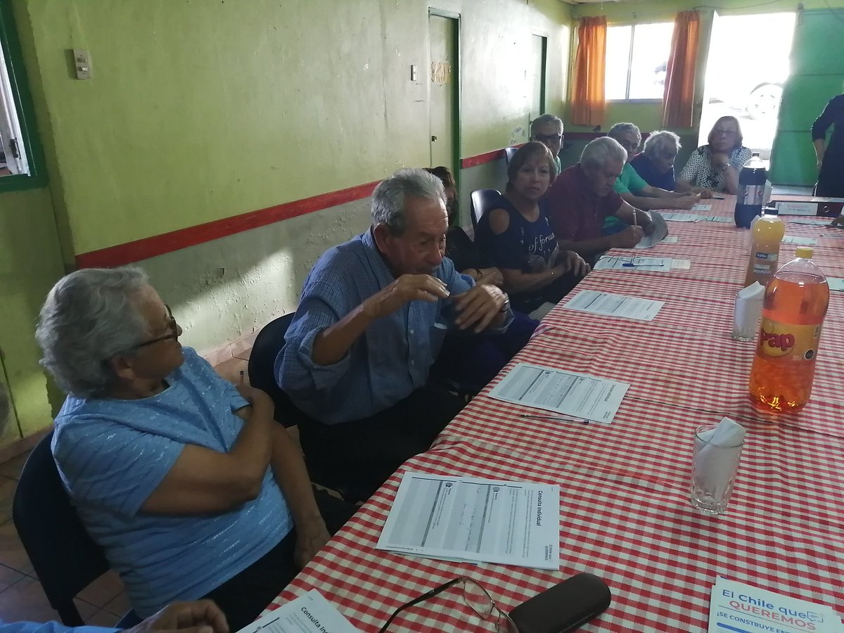 MDSValparaiso's tweet photo. 👉Buenas tardes, estamos junto a los integrantes del Club de personas mayores Sueños Dorados del sector Las Colinas en #ViñaDelMar realizando un entretenido #DialogoCiudadano que apunta a fortalecer nuestra #AgendaSocial que busca alcanzar el #ChileQueQueremos 🇨🇱👏👏
#ChileJuntos https://t.co/IQiVfjHTyI