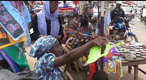 betterlife_solu's tweet photo. Today, the BetterLife team and a team of volunteers went out to Iwo Road roundabout in Ibadan to "feel the pulse" of the people on matters relating to open defecation. Here are some pictures of the journey https://t.co/DMPzUqtCHt