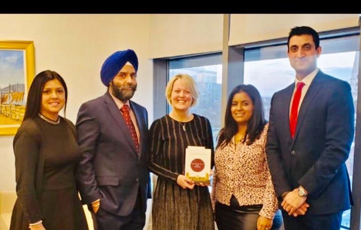 KangManjit's tweet photo. TY to #RBSSikhNetwork colleagues for presenting a copy of the WestMidlands550 book to our CEO Alison Rose.
They also shared other activities, incl the #KaurStrength campaign and the hard work being undertaken by the newly-selected committee, which has a 50:50 gender balance https://t.co/scFn8faEc4