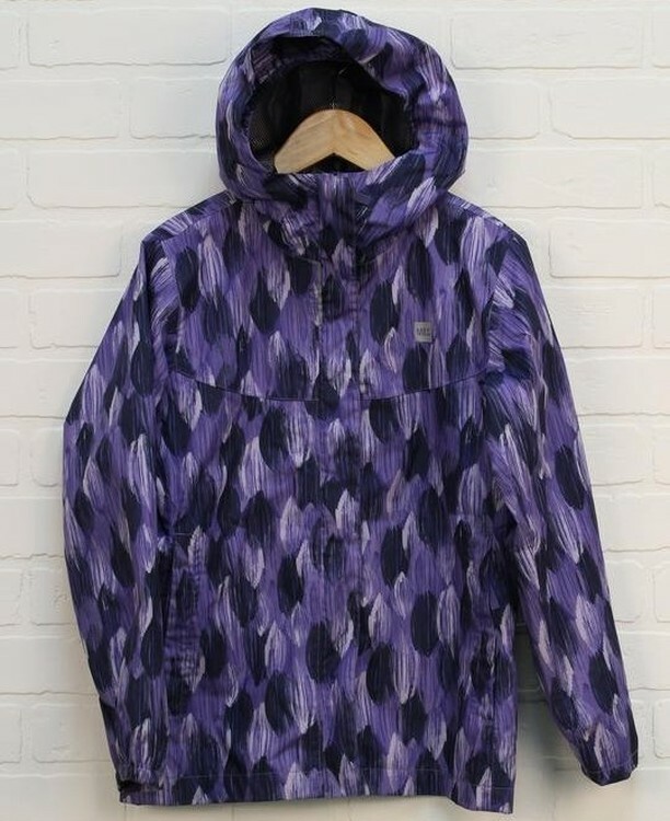 We are so ready to usher in spring! We already have some great spring stapes in the shop like rain boots and this great wind + rain jacket from MEC. (Size 10)

#secondhandfirst #sustainablestyle #springshowers #windbreaker #outerwear #eco #purple #kidgea… ift.tt/33h9E7D