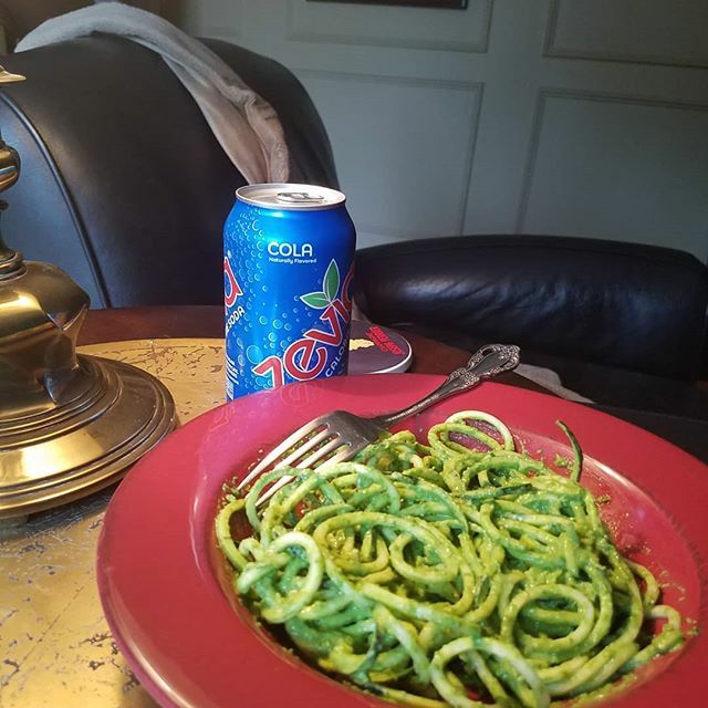 ThisShaneParks's tweet photo. Day 13 of #NoStartchMarch and today I make raw pesto!

Another sauce that just screams spring is pesto. It goes on everything and it's very simple to make. Today I only made a personal serving, and put it on raw zucchini noodles.  So I'll share my single… https://t.co/EQwsN89LtW https://t.co/ZBezqfxqfu