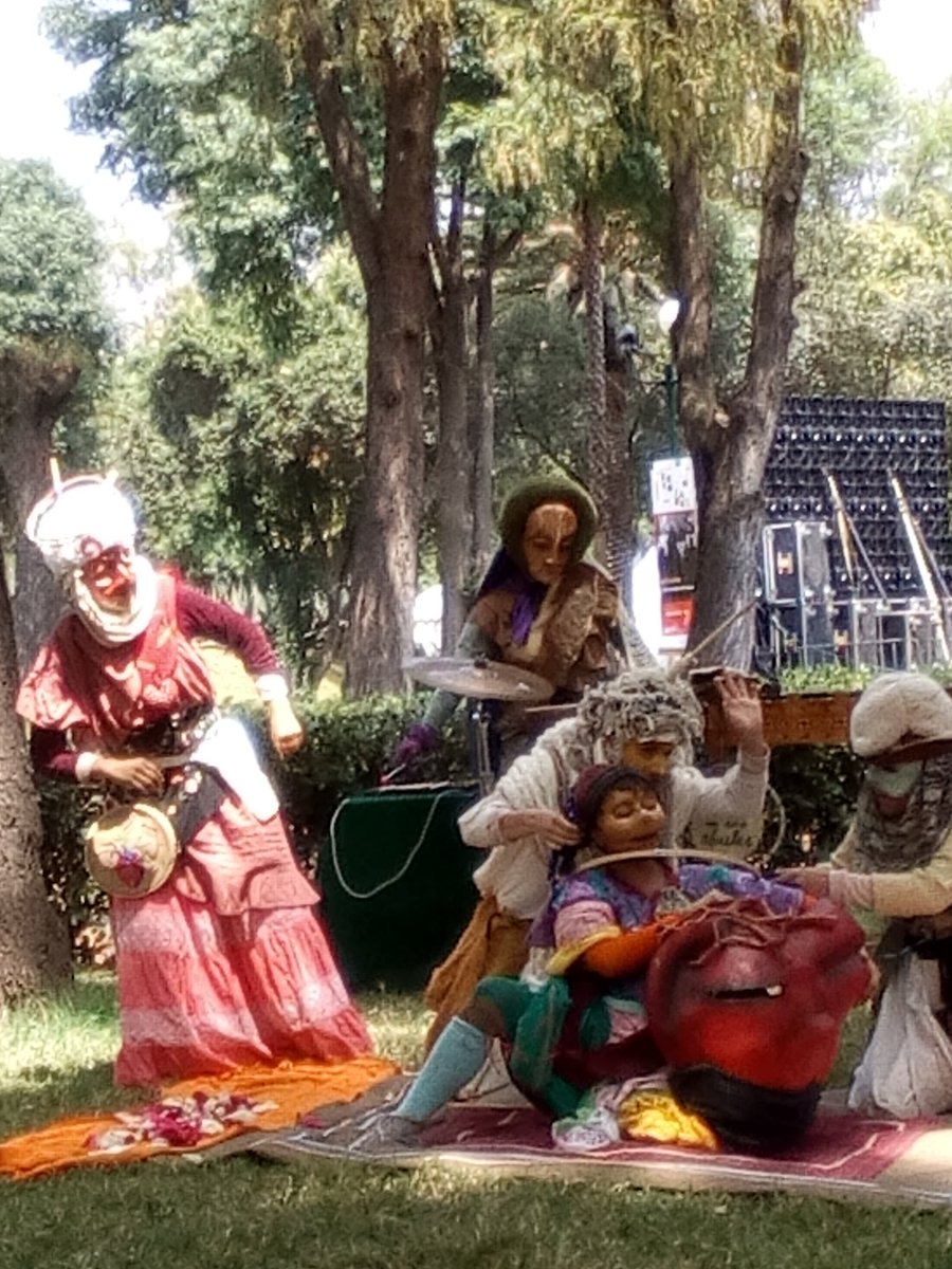 JulioEspejel_R's tweet photo. "Todo lo que se arrastra algún día tiene que volar..." #ElBosqueDeLasAbuelas #CENART https://t.co/WHSuuSagJl