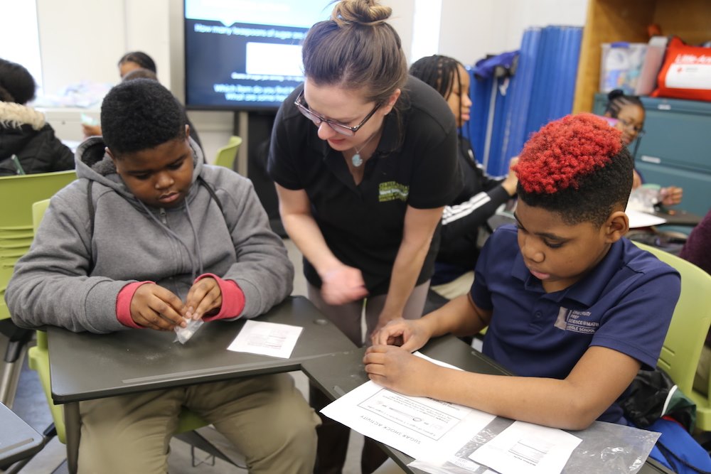 waynestatecoe's tweet photo. In “Sugar Shock,” @BHC_Program representatives taught University Prep Science & Math MS students about #sugar. Students examined food labels, calculated sugar content with sugar cubes & were shocked to learn how much sugar is in certain foods & drinks. #WSUSTEM @waynestateKHS https://t.co/kwsVjPWKLO