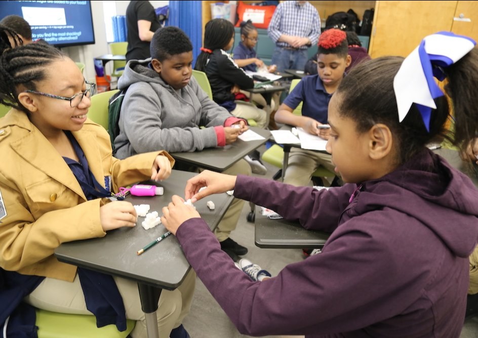 waynestatecoe's tweet photo. In “Sugar Shock,” @BHC_Program representatives taught University Prep Science & Math MS students about #sugar. Students examined food labels, calculated sugar content with sugar cubes & were shocked to learn how much sugar is in certain foods & drinks. #WSUSTEM @waynestateKHS https://t.co/kwsVjPWKLO