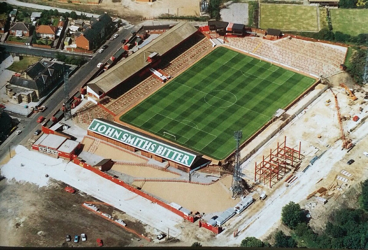 Oakwell, het stadion van Barnsley, tijdens de verbouwing.