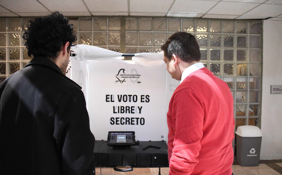 Milenio's tweet photo. #Entérate | Este domingo 15 de marzo los habitantes de la #CdMx podrán elegir las Comisiones de Participación Comunitaria y los proyectos para mejorar las colonias de las 16 alcaldías https://t.co/s6Cy7KQmBn #VecinosEjemplares https://t.co/1Woad5anTW