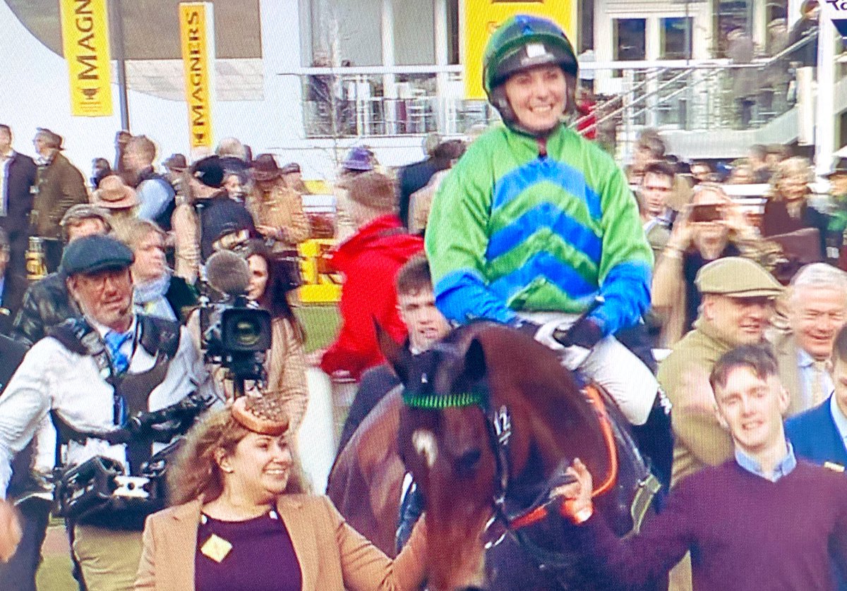 amajox's tweet photo. Huge congrats 🇨🇮 @amajox @MaxineOSullivan WINS @sjpwealth #Foxhunter Hunter Chase #ItCameToPass for father Eugene #21ran #topride #topjock 🏆👌👍👏👏👏👏👏💚 https://t.co/HL4xF2jz9S