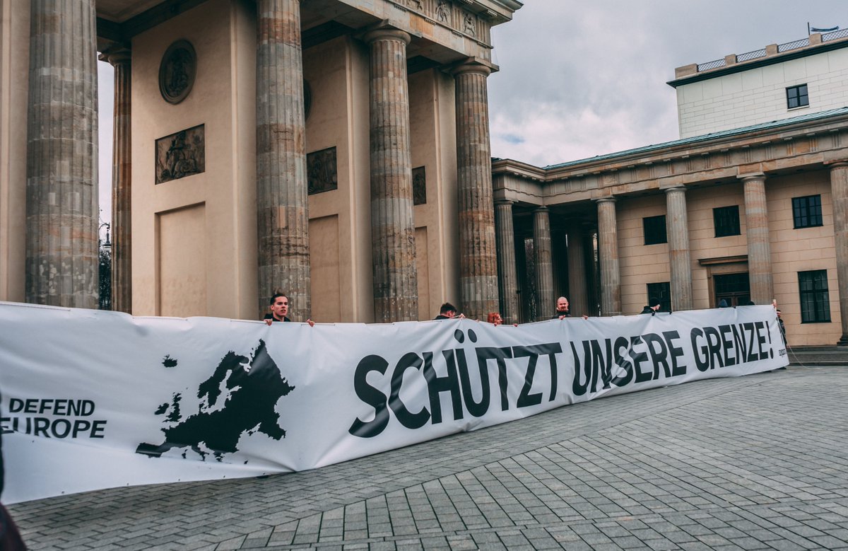IBDeutschland's tweet photo. +SPONTANPROTEST VOR DEM BRANDENBURGER TOR+

Dänemark, Tschechien und Griechenland tun es. Deutschland nicht.

Ob wegen #CoronaVirusDE oder des Ansturms tausender Illegaler. Der Schutz der Grenzen ist ein legitimes und effektives Mittel um eine Bevölkerung zu schützen. https://t.co/EcDi67QSkq