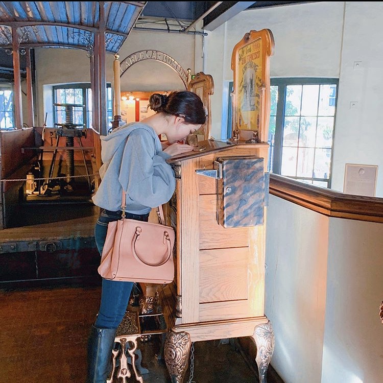 CableCarStore's tweet photo. This week's #featurefriday shoutout goes to @dark_choco_luver. Have you been to the Cable Car Museum? It's a free museum in San Francisco's Nob Hill neighborhood where you can learn all about the cable car's history!

#cablecar #cablecarmuseum #sanfrancisco https://t.co/p7XpMRQMAI