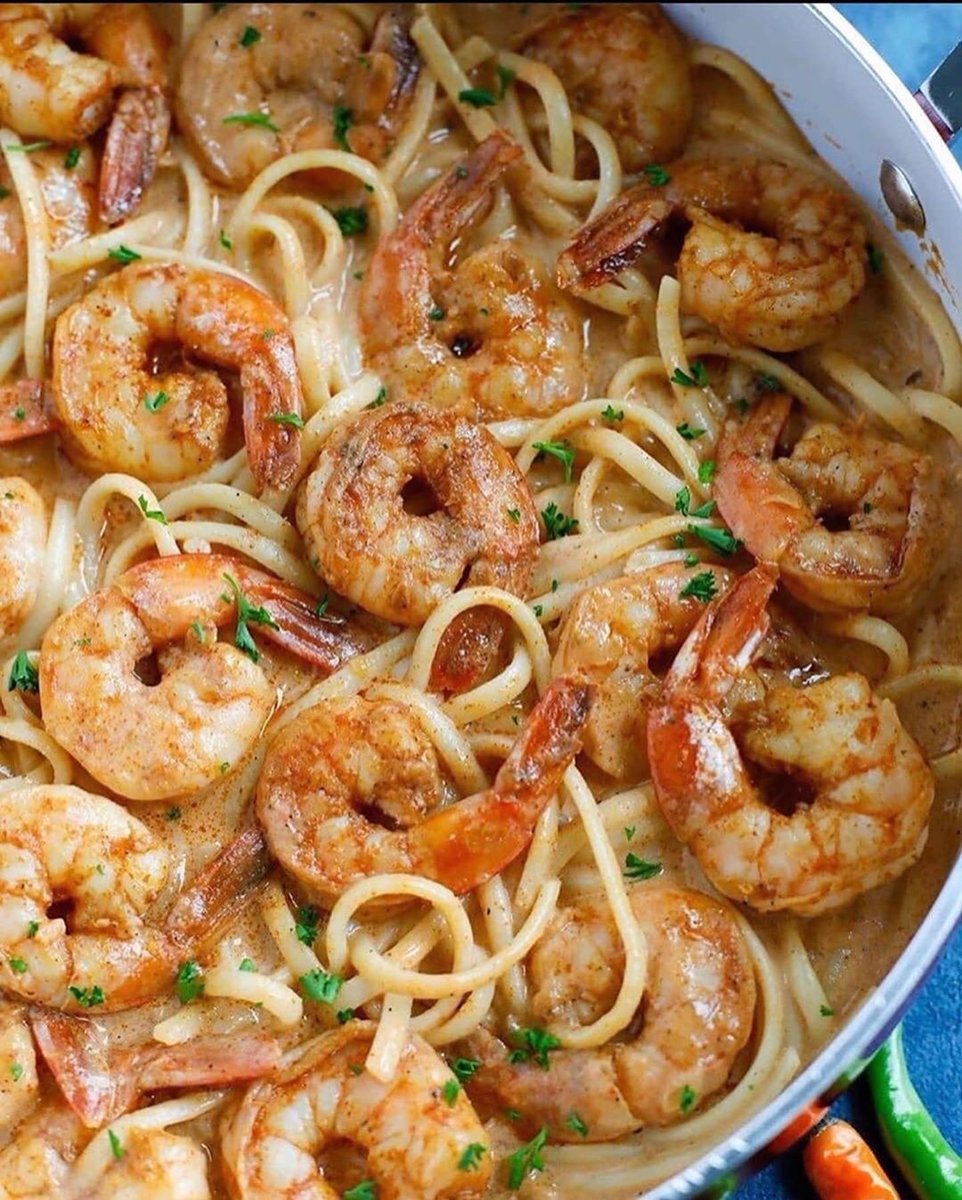 HometownOff's tweet image. Thin Linguini pasta smothered with delicious creamy Cajun sauce and finished with some pan seared Cajun shrimp🦐 | Double Tap if you love this😍