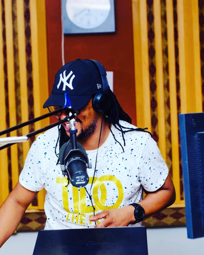 tidotheplug's tweet photo. I am the one they told you about
The one you have been waiting for
The only plug that powers the nation and the globe.
Lets do radio.
Lets do magic
#Tido_the_answer 
#Tido_The_Plug 
#weekend_drive🚘 
#Rb2
#TuneInAndGetPlugged 
#Nine_Till_Tomorrow https://t.co/cRJadxNDmG