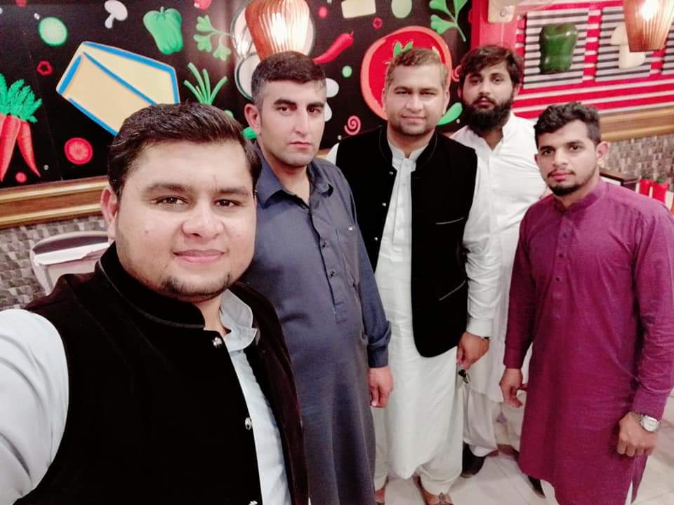Muhamma87355846's tweet photo. Junk food with beloved family, enjoyed alot❤ https://t.co/yA0rW2IGi5