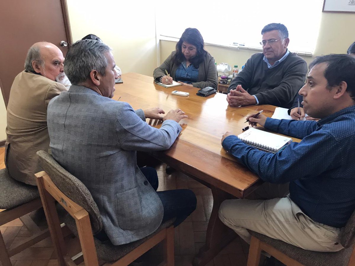LosRiosBBNN's tweet photo. (Ahora): Seremi de @LosRiosBBNN @Eduardo_bergerS se reúne con @ChileCosoc y #Cosoc #LosRíos para conversar sobre la necesidad de la organización de contar con un espacio fiscal que permita desarrollar funciones para potenciar a las organizaciones de la sociedad civil. https://t.co/IdsSEfWApp