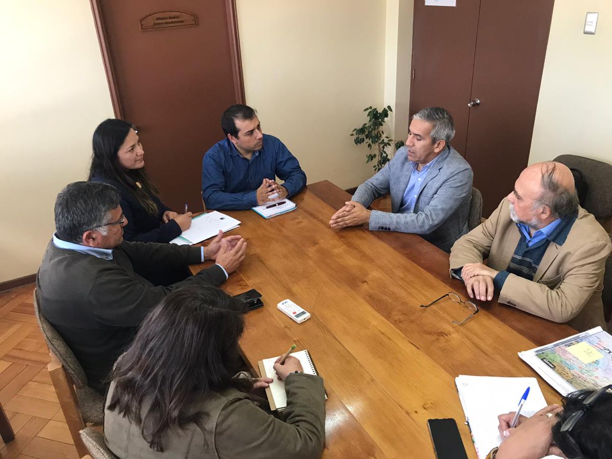 LosRiosBBNN's tweet photo. (Ahora): Seremi de @LosRiosBBNN @Eduardo_bergerS se reúne con @ChileCosoc y #Cosoc #LosRíos para conversar sobre la necesidad de la organización de contar con un espacio fiscal que permita desarrollar funciones para potenciar a las organizaciones de la sociedad civil. https://t.co/IdsSEfWApp
