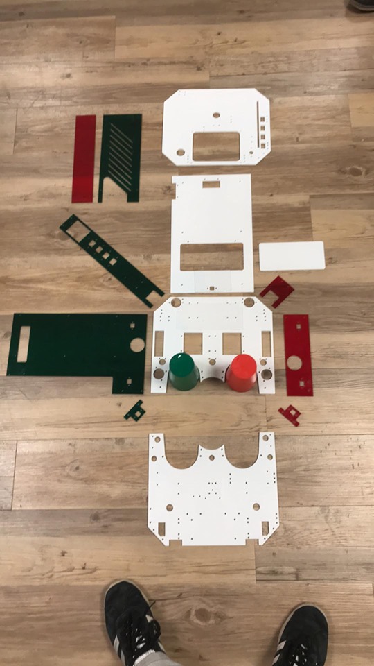 On vient de recevoir les pièces usinées par <a href="/MINES_StEtienne/">MINES Saint-Étienne</a> 😍 Après des mois de modélisations et de simulations, on va pouvoir passer aux choses sérieuses !
Et en plus, on a de jolies faces colorées dans le thème grâce au <a href="/makerslab_/">makers' lab emlyon</a>  
#CDR2020