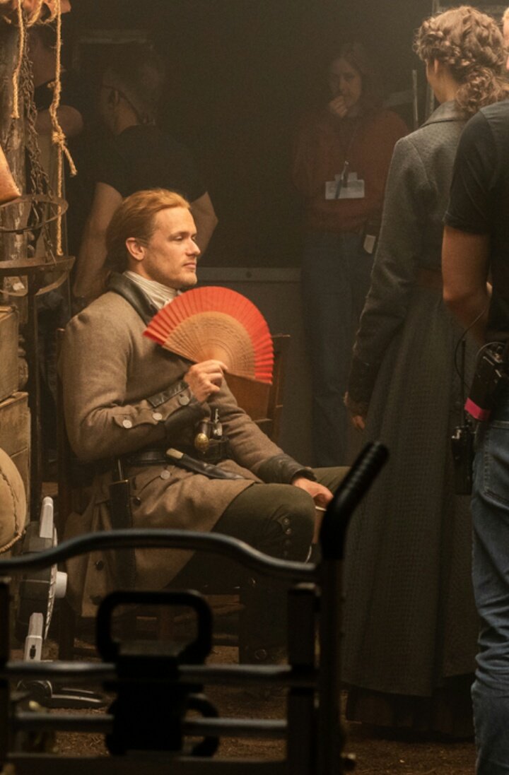 LiseNilsson2's tweet photo. Mr #JamieFraser is very dashing sitting there with his fan #Outlander #Ep504 #Season5 behind the scenes #SamHeughan https://t.co/pCG81WHfI7
